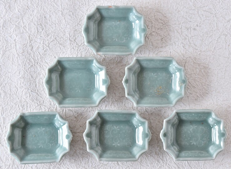 三田青磁 花唐草陽刻 変形豆皿 6枚セット - 生活骨董と古布の