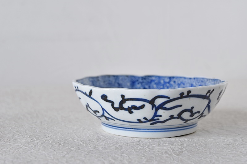 古伊万里 染付 微塵唐草 冨貴長春文 輪花型膾皿 - 生活骨董と古布の