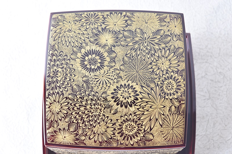 輪島塗 稲忠漆芸堂謹製 沈金蒔絵 台付き三段重箱 - 生活骨董と古布の