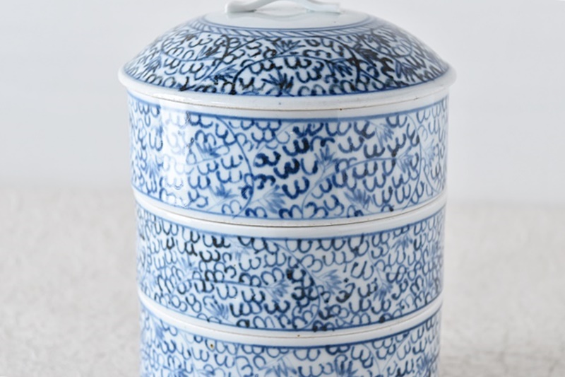 古伊万里 染付 萩唐草模様 三段重 - 生活骨董と古布のアンティーク