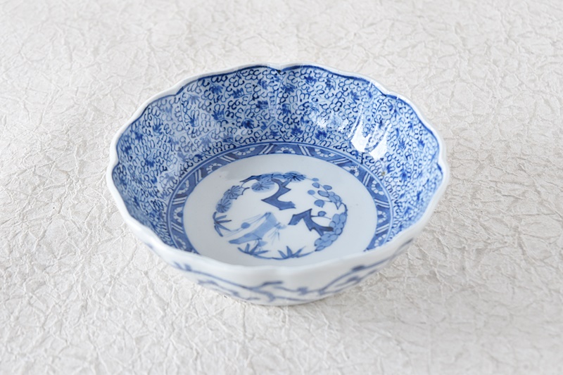 古伊万里 染付 微塵唐草 成化年製文 輪花型膾皿 - 生活骨董と古布の