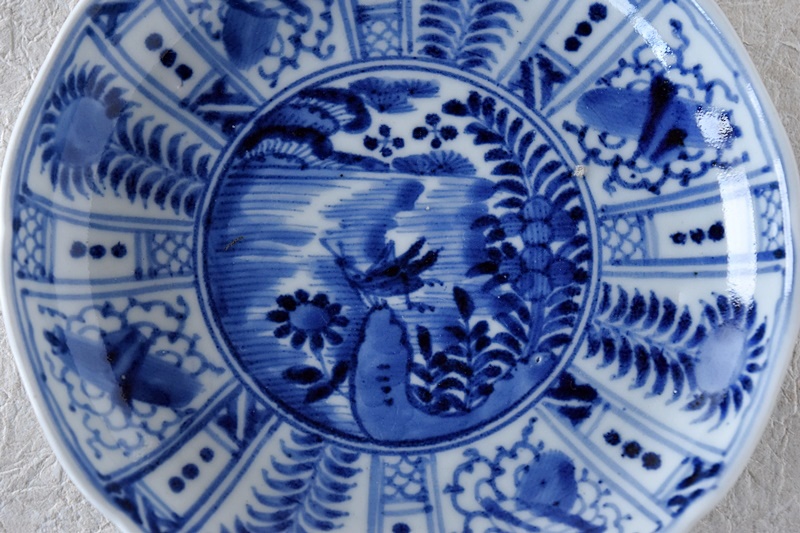 青白磁 蝶と植物の皿 大明化年製銘 青白磁 蝶と植物の皿 大明化年製銘