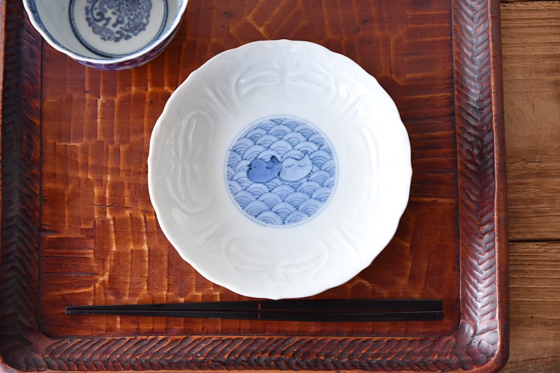 古伊万里 白磁 陽刻模様 染付 波千鳥 青海波 輪花型 五寸皿 - 生活骨董