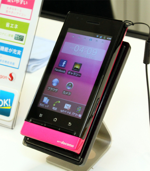 ASCII.jp：コンパクトなお手頃スマホ ドコモ「P-01D」が11月10日発売