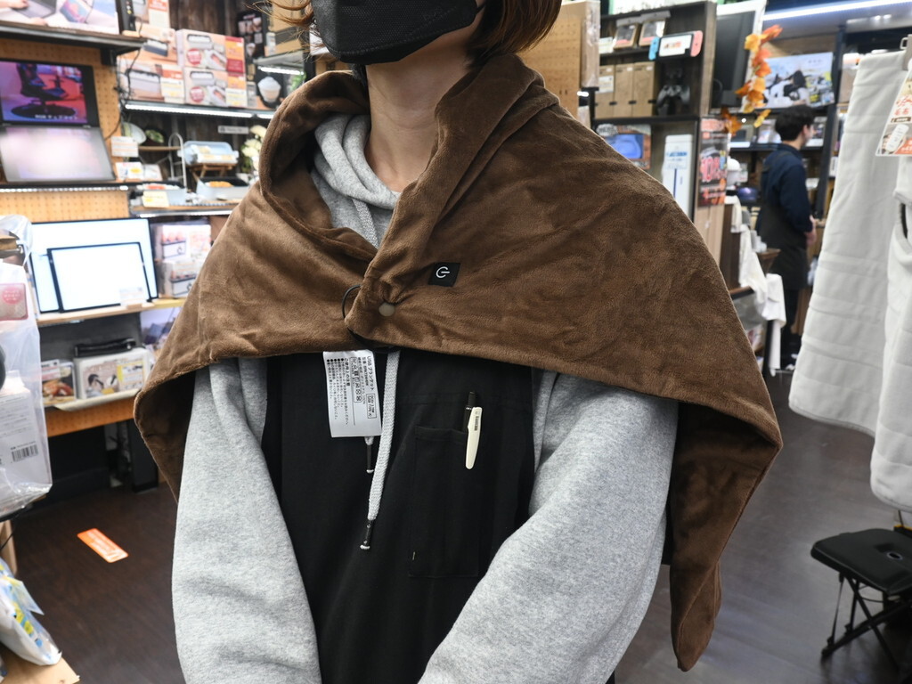 ひざ掛けにもポンチョにもなるヒーター内蔵ブランケットの「ポンチョっ