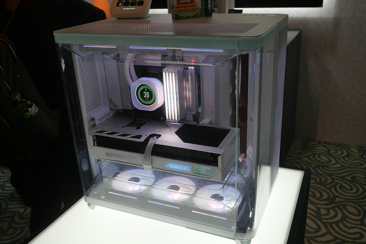 ASCII.jp：デュアルではなく“トリプル”チャンバーのピラーレスケース