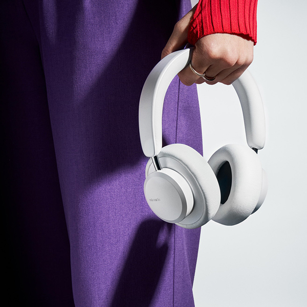 およそ50時間の再生時間やノイズキャンセリング機能も備える