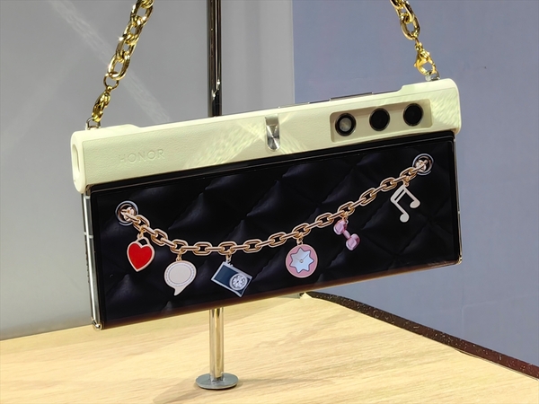 ASCII.jp：まるでハンドバッグ!? HONORの新型折りたたみスマホは