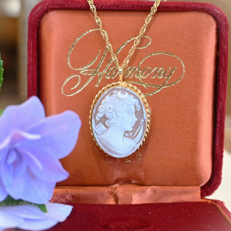 白蝶貝カメオ ミュシャ(アイビー)IEI ペンダントトップOrブローチにも