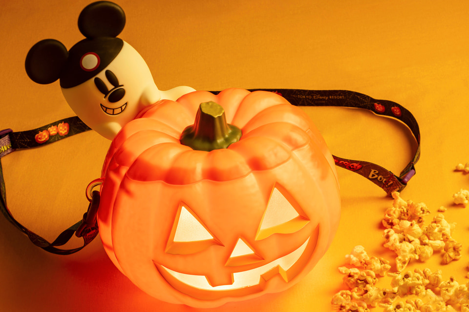 夜に光る！ かぼちゃのポップコーンバケットでディズニー