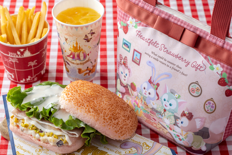 ダッフィー＆フレンズの新作「スーベニアランチケース」は表と裏で物語