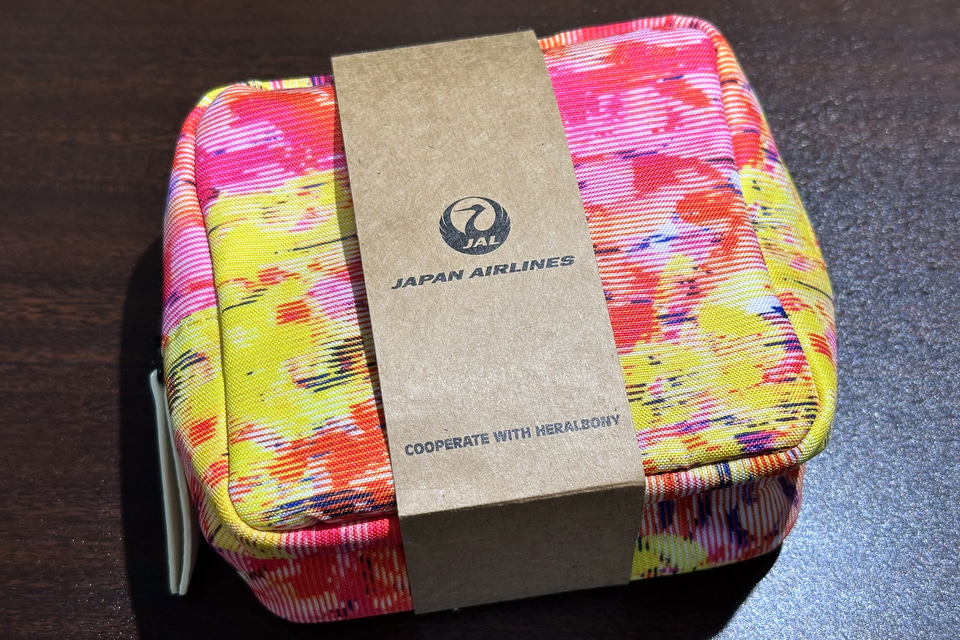 JAL ファーストクラスパジャマRED LL ヘラルボニーアメニティポーチ
