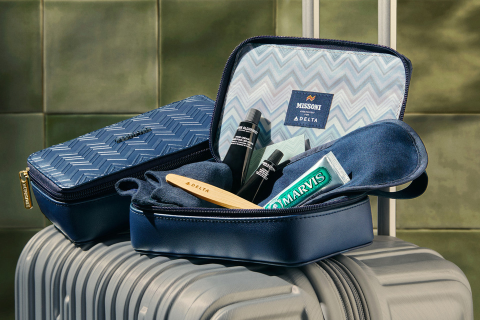 デルタ航空、ミッソーニのアメニティキットをビジネスクラスのデルタ
