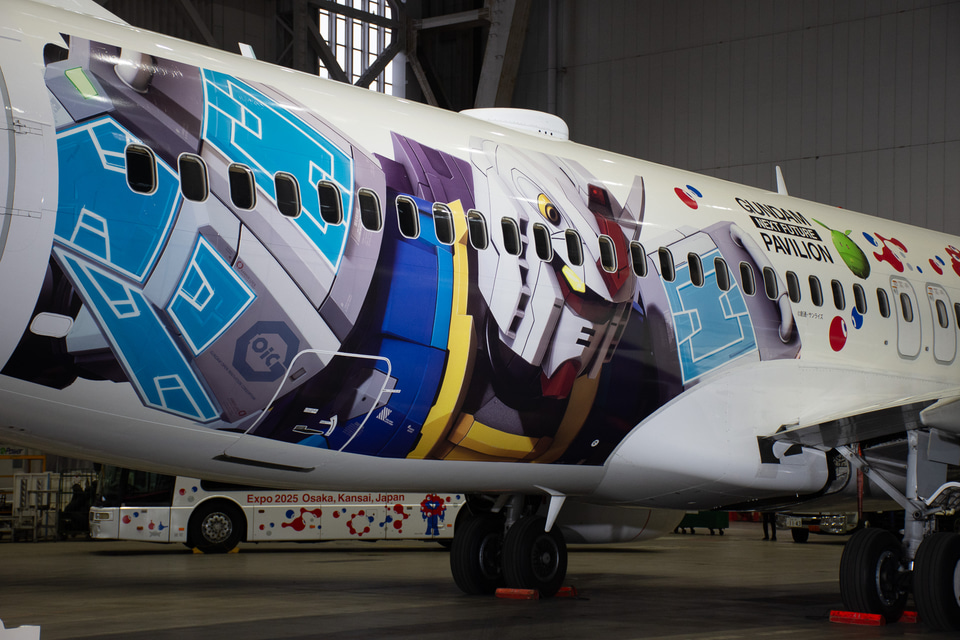 グラスフェザー装備のガンダム（RX-78F00/E）、JALとともに飛ぶ！ 大阪