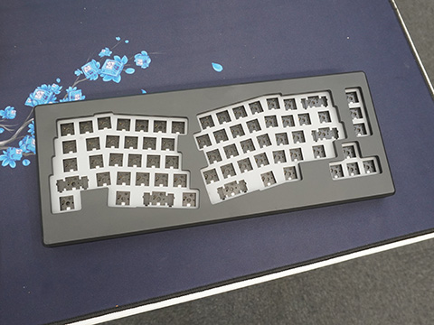 Alice配列採用のキーボード自作キット「Akko MonsGeek QMK M6」が遊舎