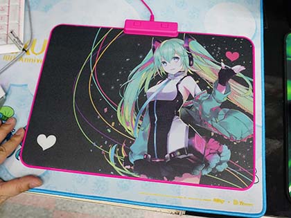 初音ミクデザインの光るマウスパッドが販売開始、ツクモ限定 - AKIBA