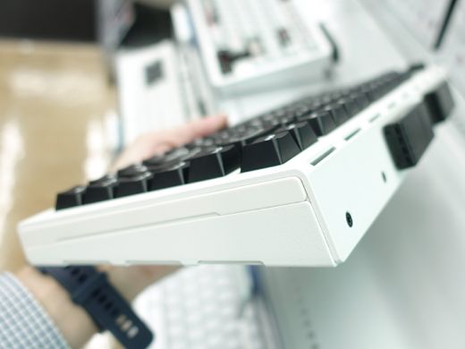 曲げ加工されたアルミトッププレートが特徴的なラピトリ対応キーボード