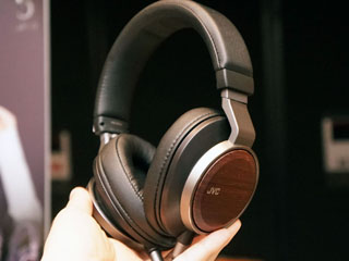JVC、木の振動板を採用したハイレゾヘッドフォン。上位機は木の