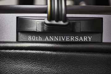 STAX、80周年を記念しブラックの特別仕様「SR-009」を180台限定発売