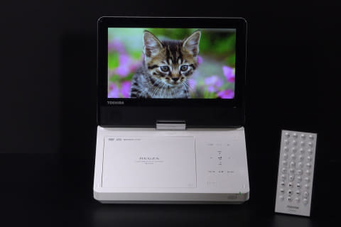 東芝、6時間連続再生できるレグザ「ポータブルDVDプレーヤー」 - AV Watch