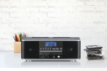 マイク付属でカラオケ楽しめるCDダブルラジカセ - AV Watch