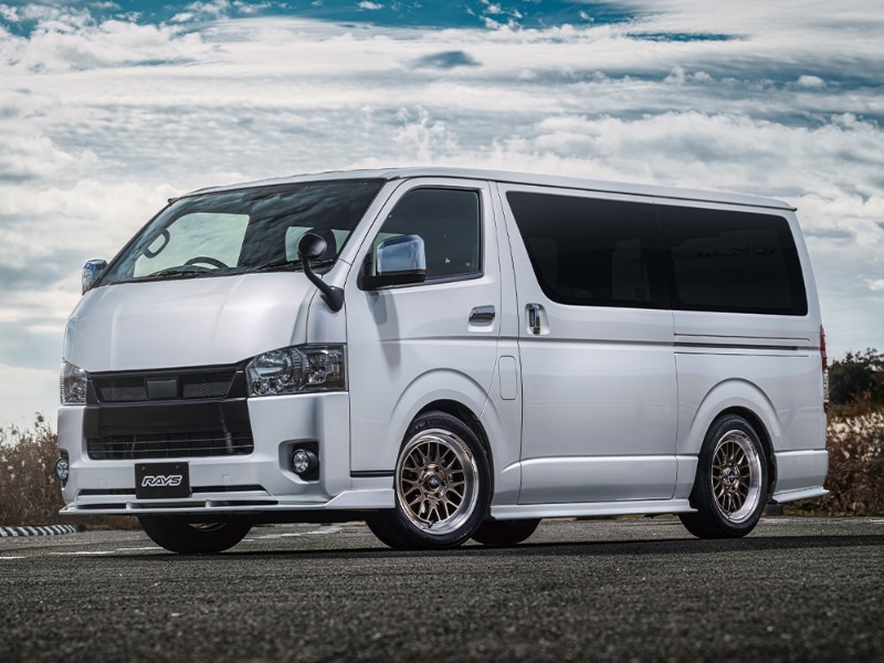 レイズ、鋳造メッシュが特徴の「ホムラ」ブランドからハイエース用