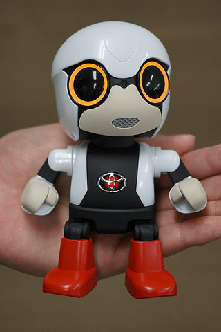 トヨタ、手のひらサイズのロボット「KIROBO mini」を3万9800円（税別