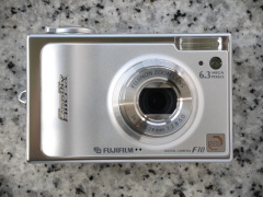 オールドデジカメの凱旋：富士フイルムFinePix F10（2005年