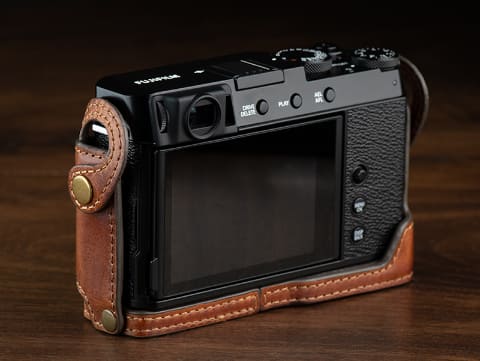KAZA、FUJIFILM X-E4用のレザーカメラケース。オプションで専用