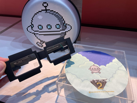 JINSと「MOTHER」コラボ新グッズ、「ジェフのメガネ」がほぼ日イベント