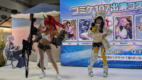 勝利の女神：NIKKE」ブースでスノーホワイトに食べ物をプレゼント