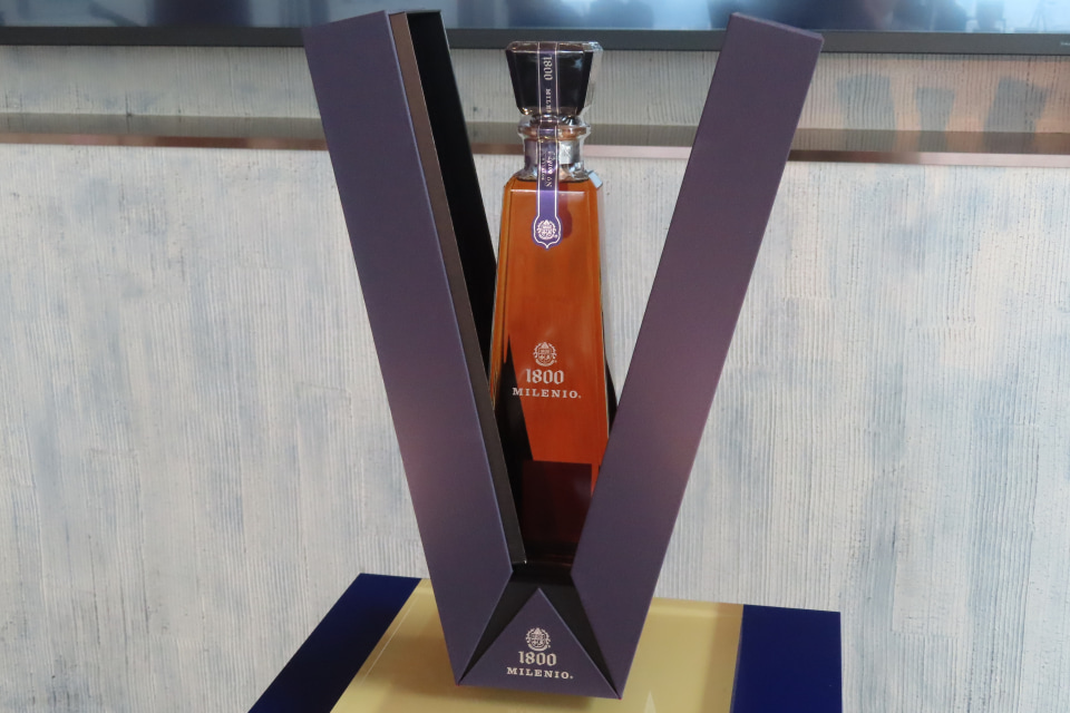 ホセ・クエルボのプレミアムテキーラ「1800 ミレニオ」、3000本限定で