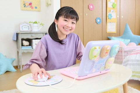 すみっコぐらしパソコン」に26種のデコシールが付いたスペシャルセット