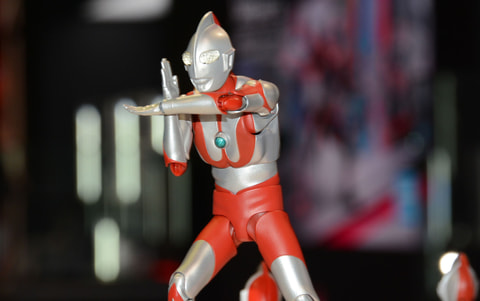 スーツアクター古谷敏さんをスキャン！ シリーズ100体目を記念する