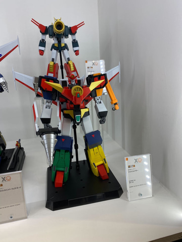 勇者特急マイトガイン」に登場する機体3種と合体した姿「The合体