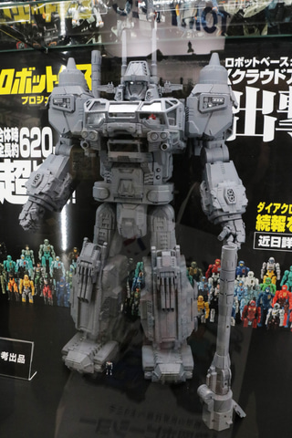 圧倒的巨大感と濃密ディテールから漂うただならない予感