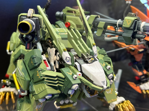 ゾイド」から「超合金 ライガーゼロ」が専用チェンジングアーマー装備