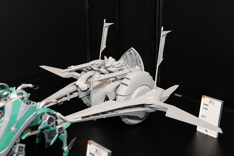 ナイツ＆マジック」より大型装備「三式装備」の原型が展示。「トイ