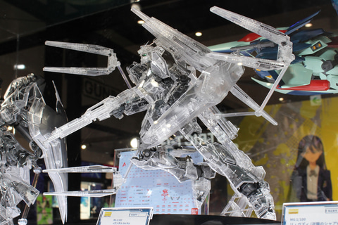 特別企画】透明度の高いクリアパーツを採用したνガンダム！ 「MG 1/100