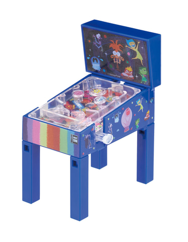 盤面のボールを弾いて遊べる！ ガチャ「ピクサーキャラクター ピン