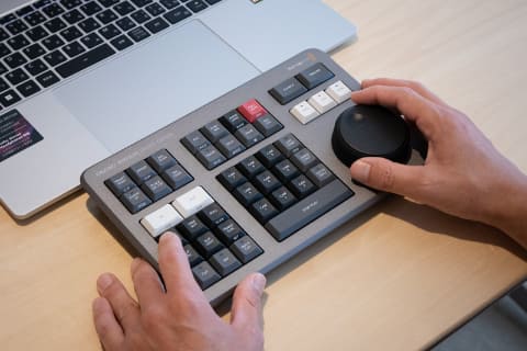 動画編集を専用コントローラで時短 「DaVinci Resolve Speed Editor