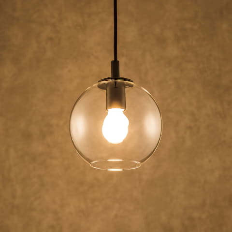 ニトリ、シンプルな丸いガラスシェードを採用したペンダントライト