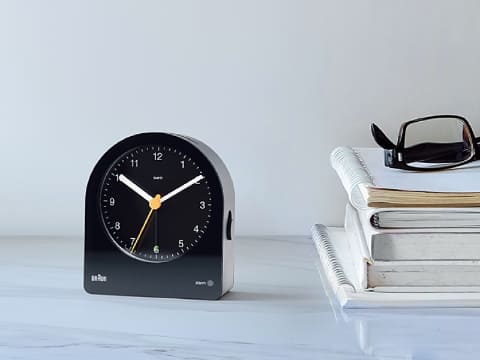 スマホをのせてワイヤレス充電できる、BRAUNのデジタルクロック - 家電