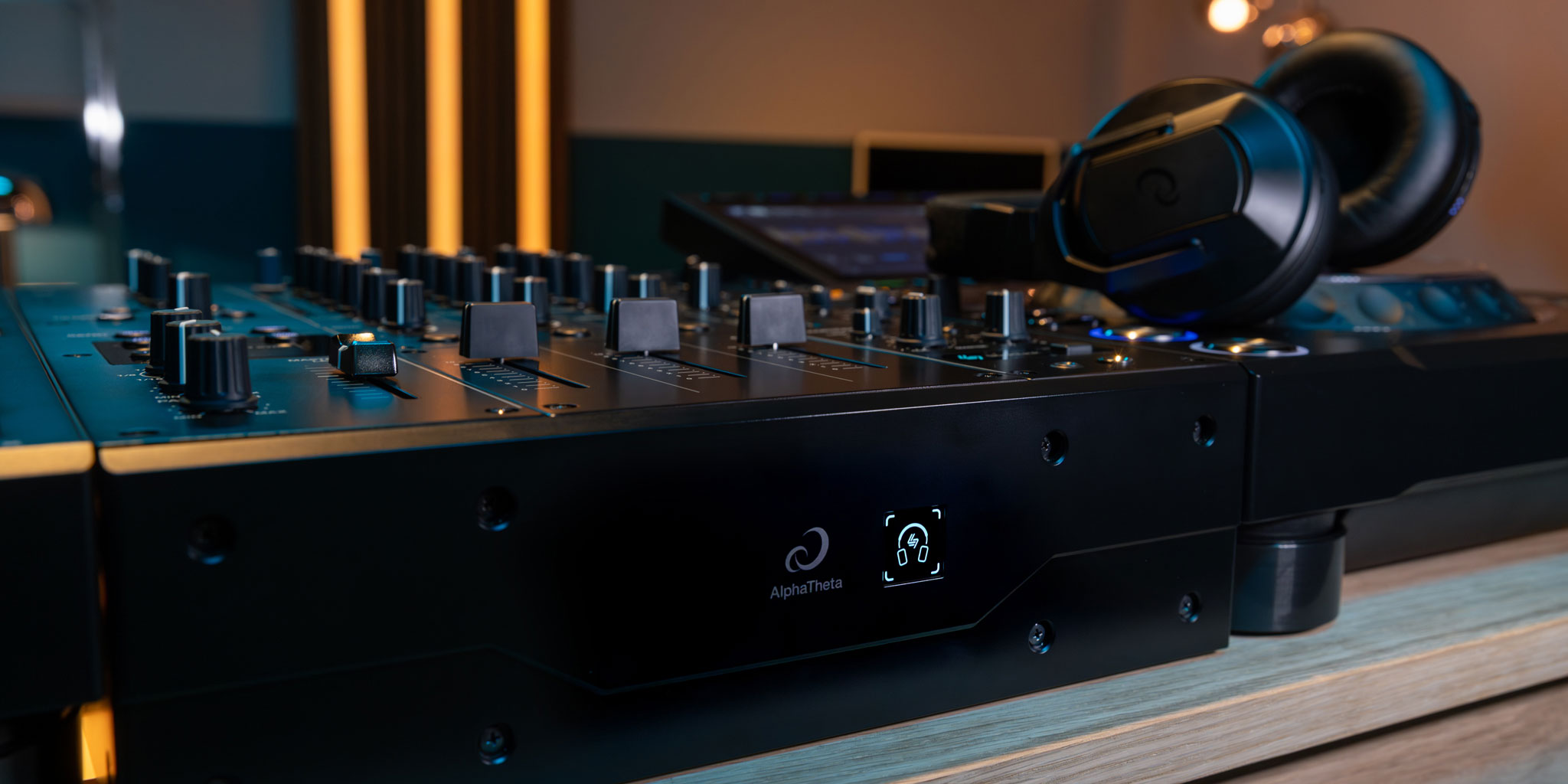 次世代3ch DJミキサー「DJM-V5」が登場 緻密な音づくりとワイヤレス