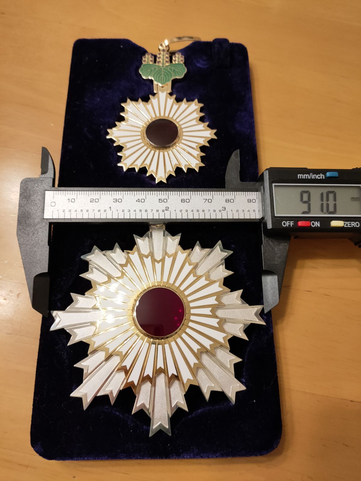 激レア 極美品】旭日単光章 現行タイプ 改正後新型 純銀製勲章 旧 勲六等