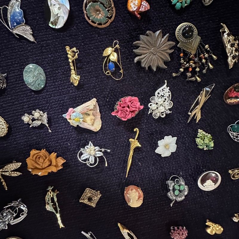 vintage】ブローチ まとめ売り 大量 110点以上 vintage】ブローチ