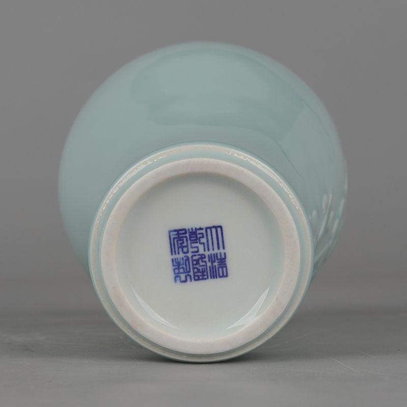 大清乾隆青釉彫手執梅花紋梅瓶 本物 景徳鎮 陶磁器 装飾品 現代工芸品