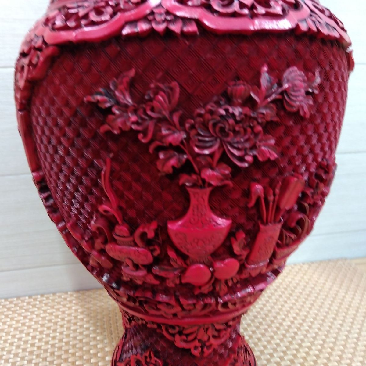 中国美術 堆朱 堆黒 花紋樣漆彫 花瓶 台座付き 漆で表現！悠々自適