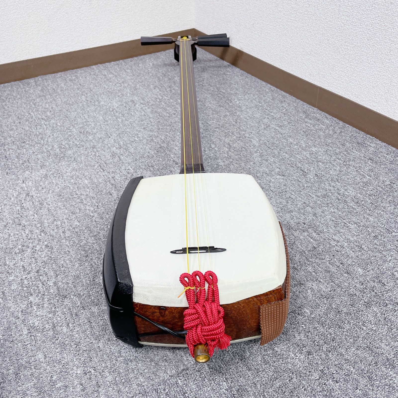 津軽三味線 太棹 紅木 東さわり 丸打胴 正棹 段違い溝 犬皮 - メルカリ