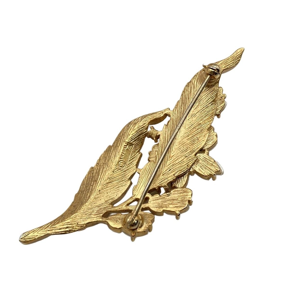 TRIFARI(トリファリ) ブローチ - 白×ゴールド リーフ/フラワー/ライン